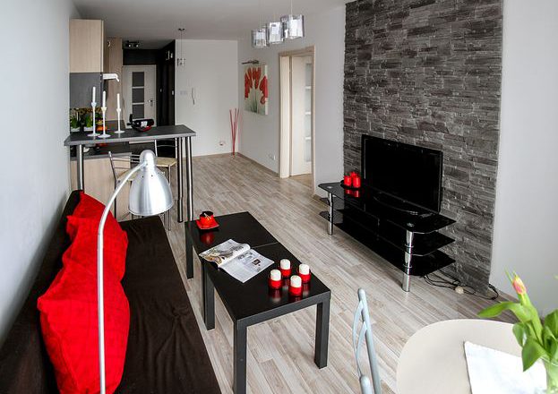 Natchnienia do dekoracji mieszkalnych wnętrz – drewno oraz przyroda