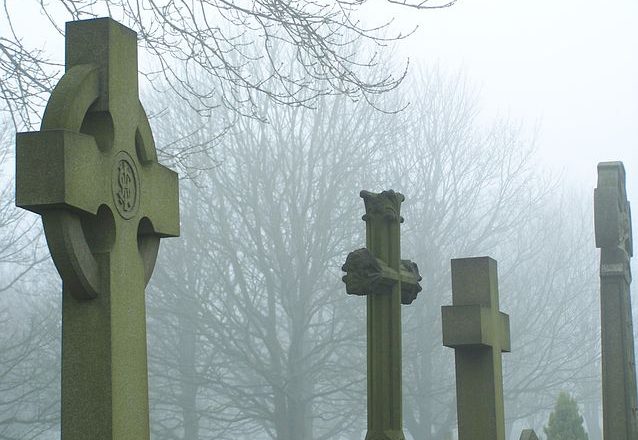 Firma sprzątająca wszelkie groby – kiedy tak właściwie ją zaangażować?