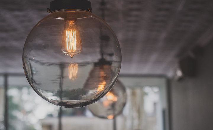 Lampy i wnętrze – jak to połączyć?