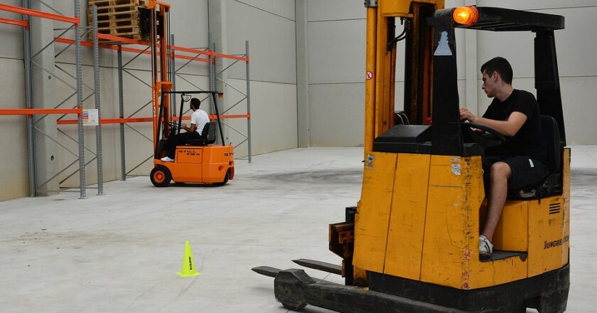 Robot stanowiskowy – w jaki sposób udoskonalić pracę robotników?