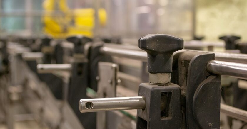 Jak wybrać firmę do docinania folii aluminiowej czy papieru