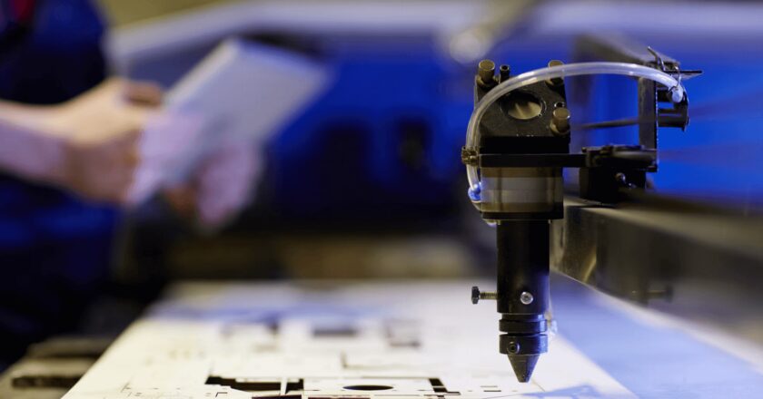 Obrabianie metali – jakie usługi są proponowane dla klientów