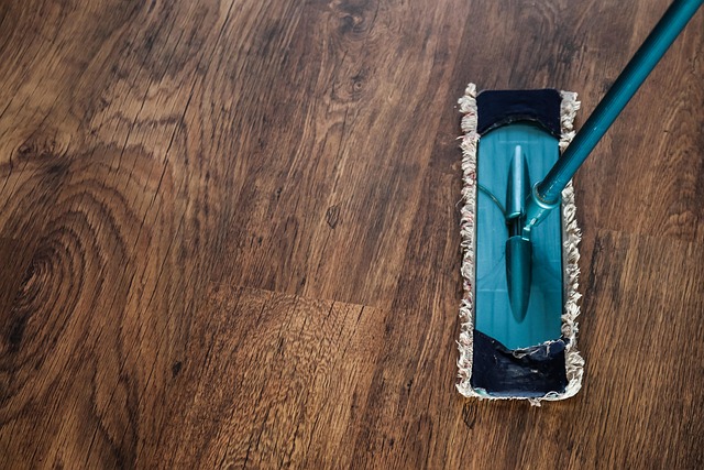 Jakie są sprawdzone metody mycia okien, dachów i elewacji